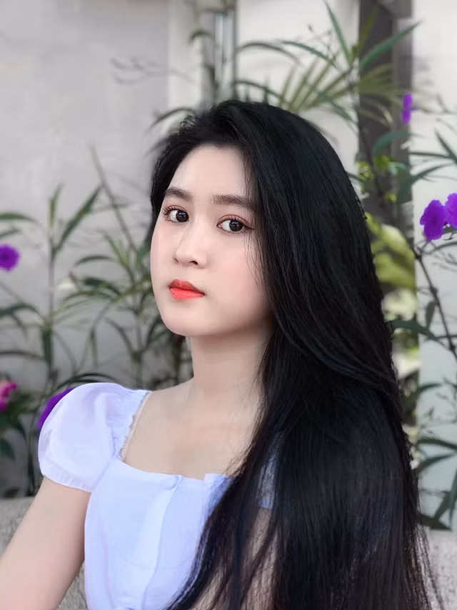 Hot girl trường ĐH Tôn Đức Thắng sở hữu khuôn mặt xinh xắn, phúc hậu khiến đấng mày râu không thể rời mắt.