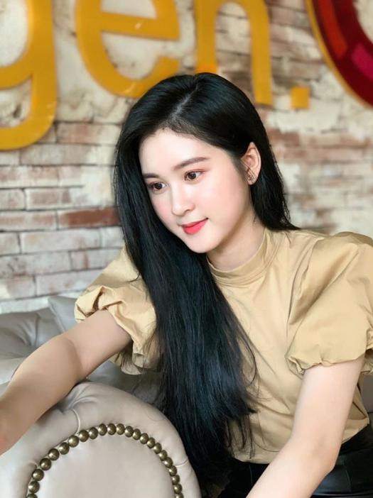 Cô nàng gây thiện cảm với gương mặt sáng, nụ cười tươi cùng vóc dáng chuẩn nên thường xuyên xuất hiện trên các diễn đàn trai xinh gái đẹp.