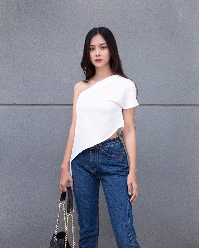 Cô là học sinh giỏi suốt 12 năm liền và cũng tích cực tham gia các hoạt động tình nguyện.