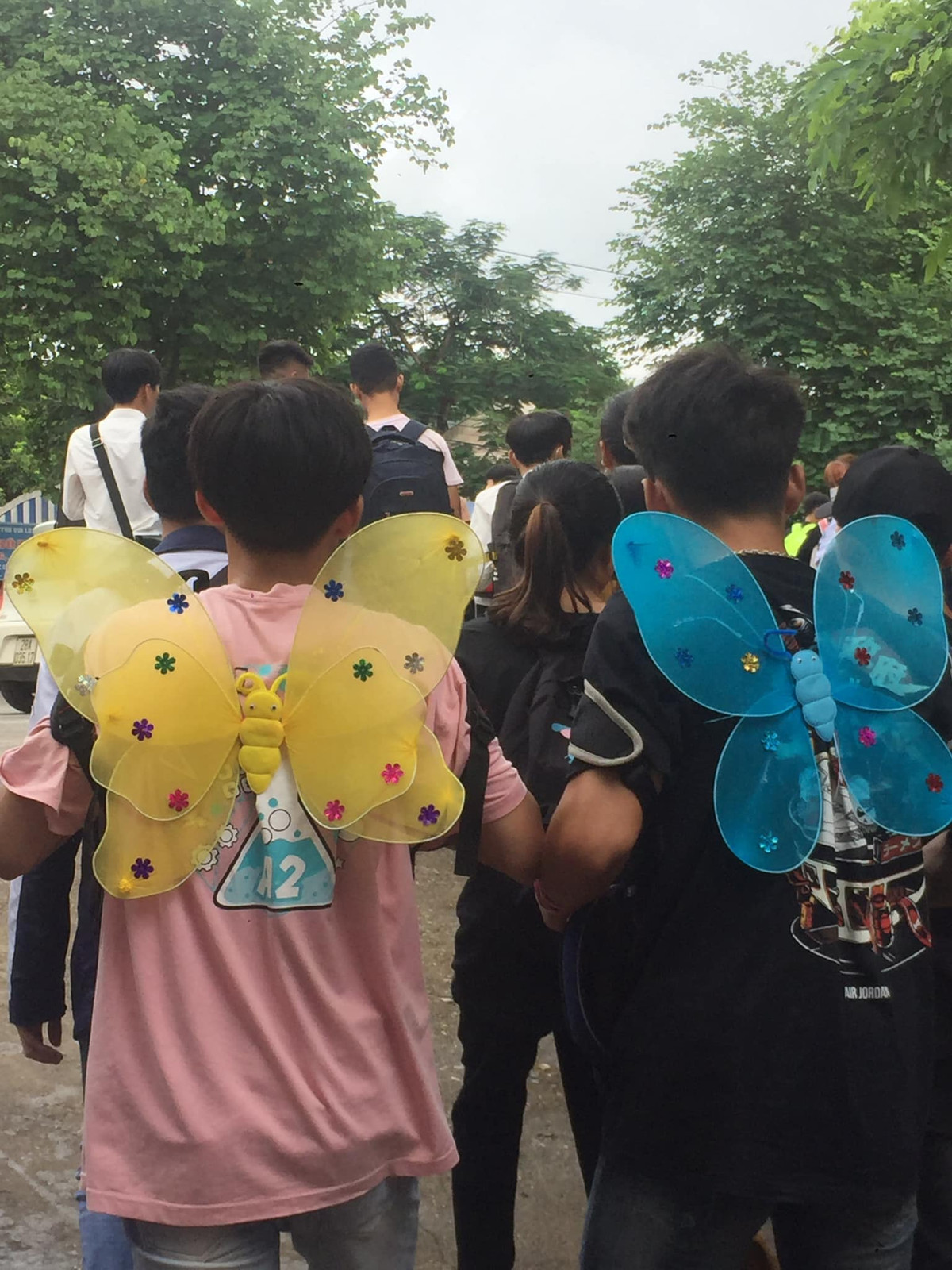 Đặc biệt, những món đồ chơi Trung thu mà chỉ mùa này mới có cũng khiến các cô cậu học trò vô cùng thích thú, biến nó trở thành thú vui mỗi ngày đến trường.