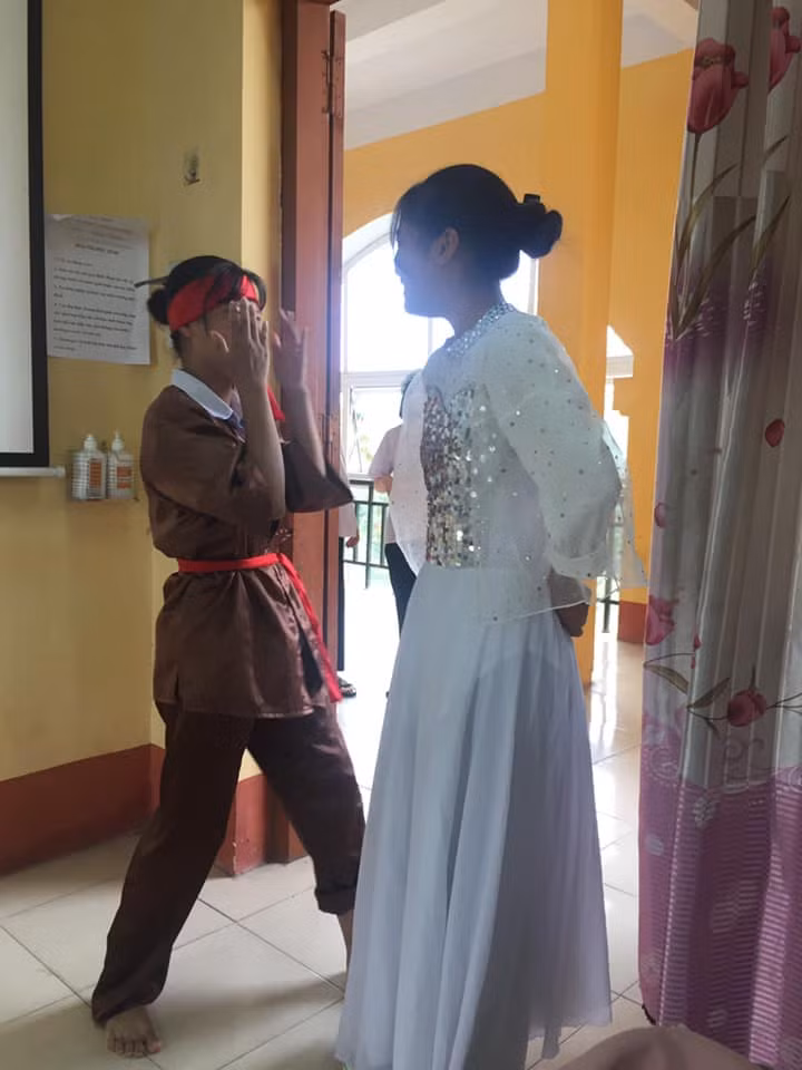 Từ những món đồ chơi cho đến trang phục chị Hằng, chú Cuội cũng tạo nên không khí Trung thu muộn dù đã qua đi.