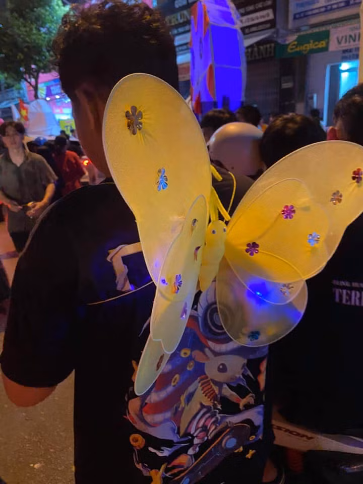 Nhìn những hình ảnh này, ai cũng phải thốt lên rằng: Học sinh bây giờ vừa học giỏi, khéo tay mà khi "quẩy" cũng hết mình.