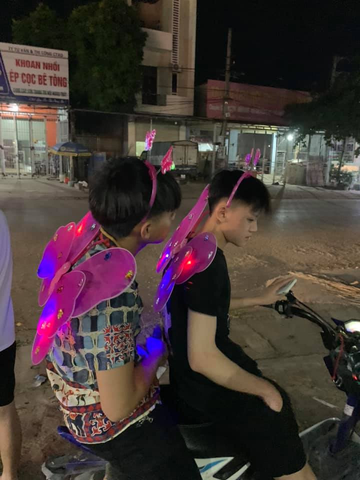 Những cánh bướm đủ màu sắc cũng trở thành trang phục của nhiều bạn trẻ dù đến trường hay đi dạo chơi.