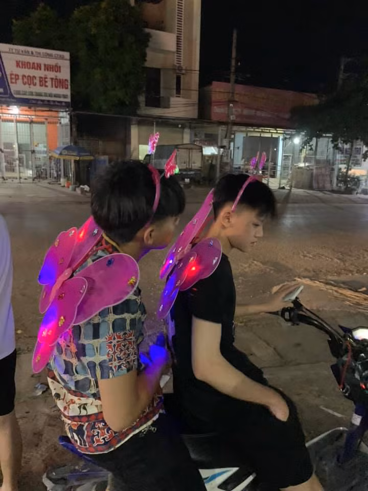 Những cánh bướm đủ màu sắc cũng trở thành trang phục của nhiều bạn trẻ dù đến trường hay đi dạo chơi.