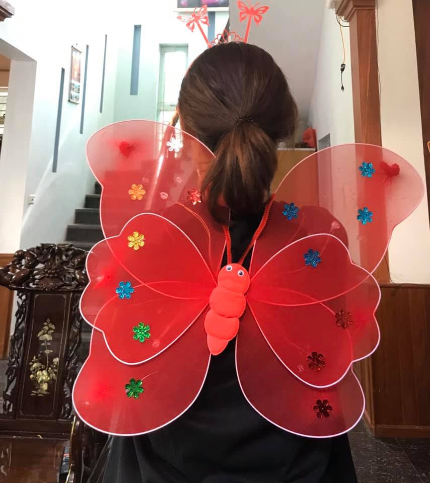 Từ sự sáng tạo của mình, những cô cậu nhất quỷ nhì ma đã "tạo nét" cho không gian lớp học bằng những màu sắc tràn ngập không khí lễ hội nhưng rất độc đáo.