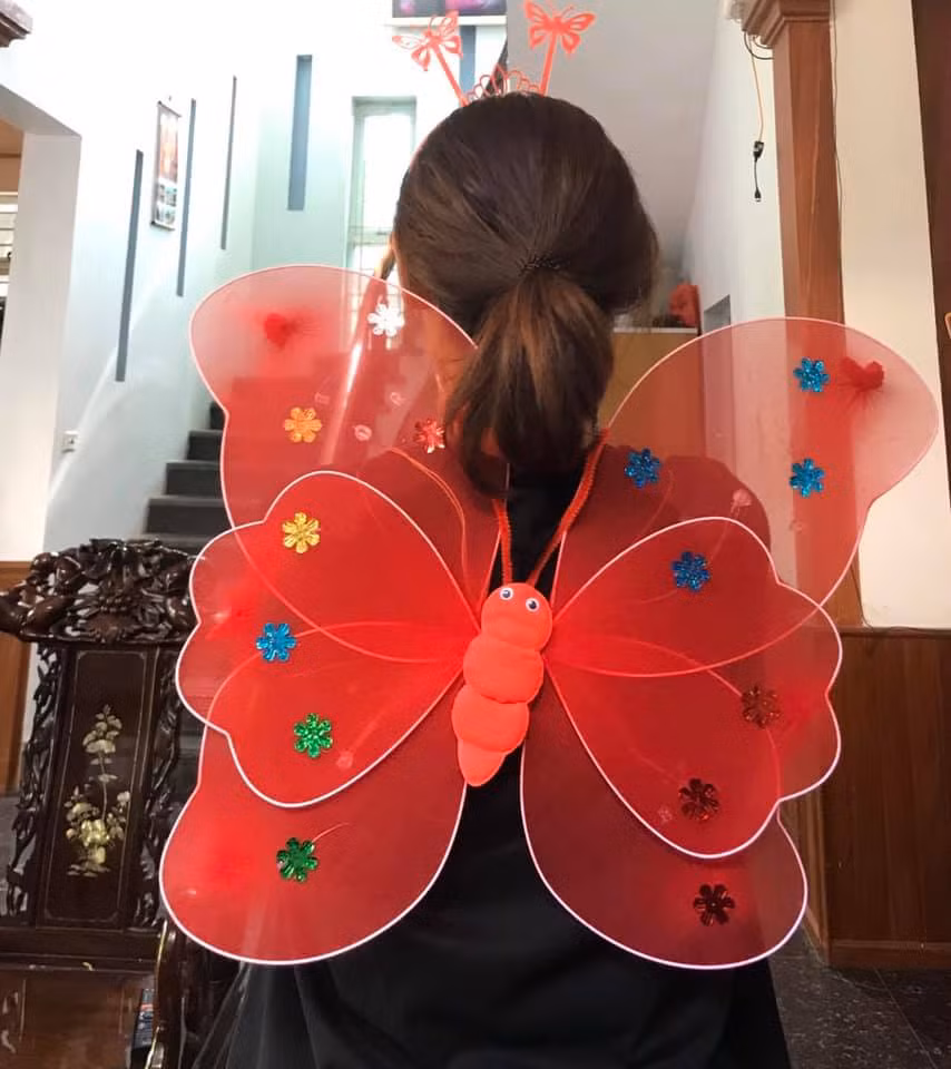 Từ sự sáng tạo của mình, những cô cậu nhất quỷ nhì ma đã "tạo nét" cho không gian lớp học bằng những màu sắc tràn ngập không khí lễ hội nhưng rất độc đáo.