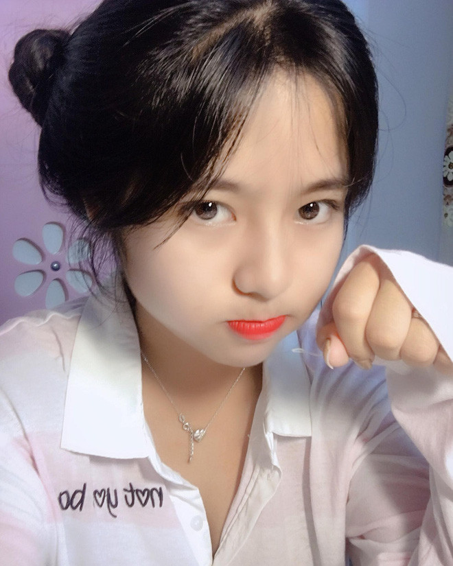 Gái xinh Hưng Yên rất chịu khó đầu tư làm hình ảnh trên Instagram, quay clip vui nhộn trên Tik Tok.. nên lượng người yêu thích Hường ở các MXH này ngày một nhiều.