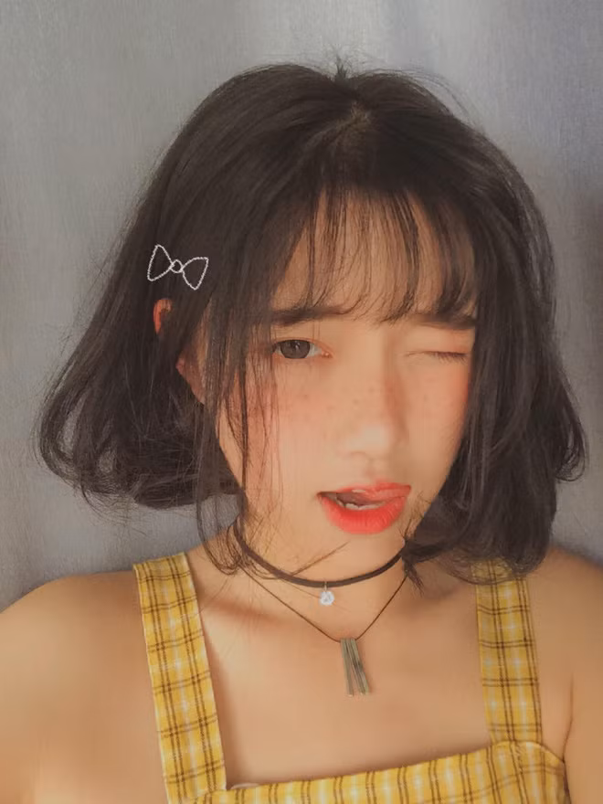 Lê Thanh Vi là hot girl mới của làng Tik Tok. Cô bạn chiếm được cảm tình của dân mạng với mái tóc ngắn cực tinh nghịch, gương mặt xinh đẹp.