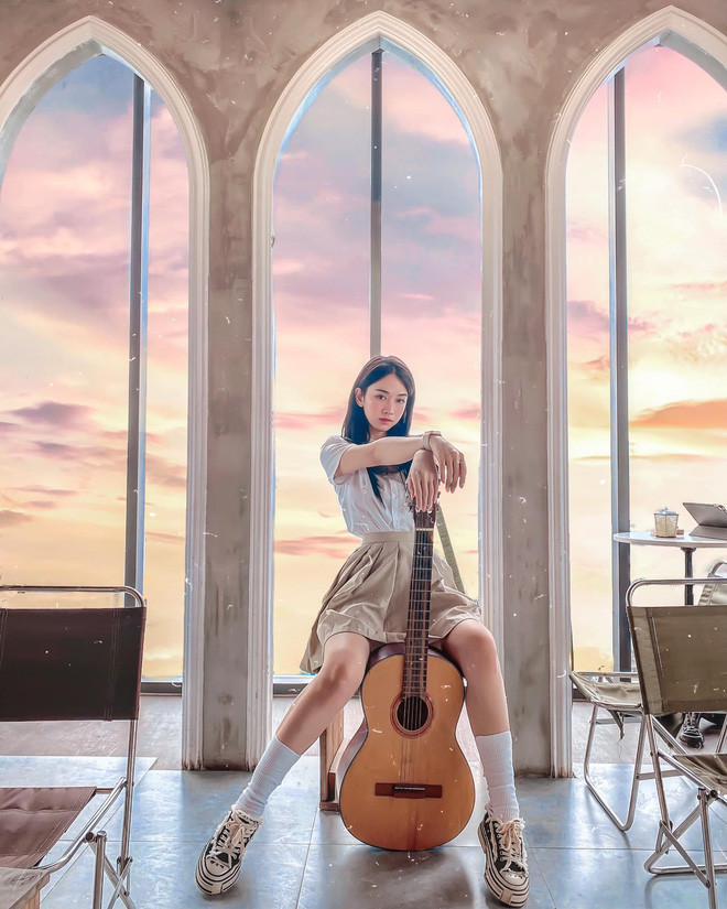 Lê Bống là cái tên khá nổi tiếng trên mạng xã hội Tik Tok. Không chỉ sở hữu gần 4 triệu lượt follow, Lê Bống còn được đánh giá là hot girl có gương mặt đẹp và thân hình quyến rũ nhất nhì làng Tik Tok Việt.