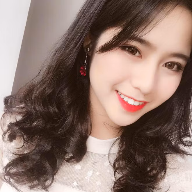 Hot girl Tik Tok này từng gây chú ý khi mặc áo dài duyên dáng trong lễ khai giảng cách đây 1 năm, hiện Hường đang sở hữu một lượng fan hùng hậu.