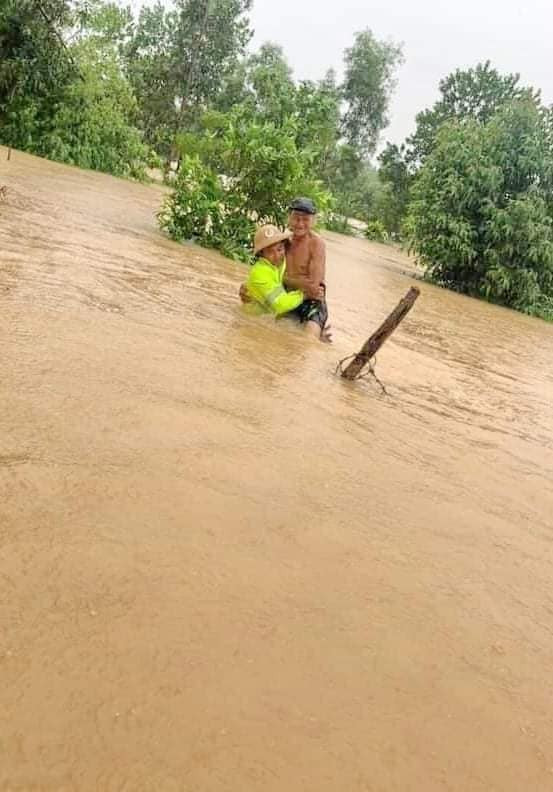 Lực lượng chức năng sơ tán người dân ra khỏi vùng ngập lụt.