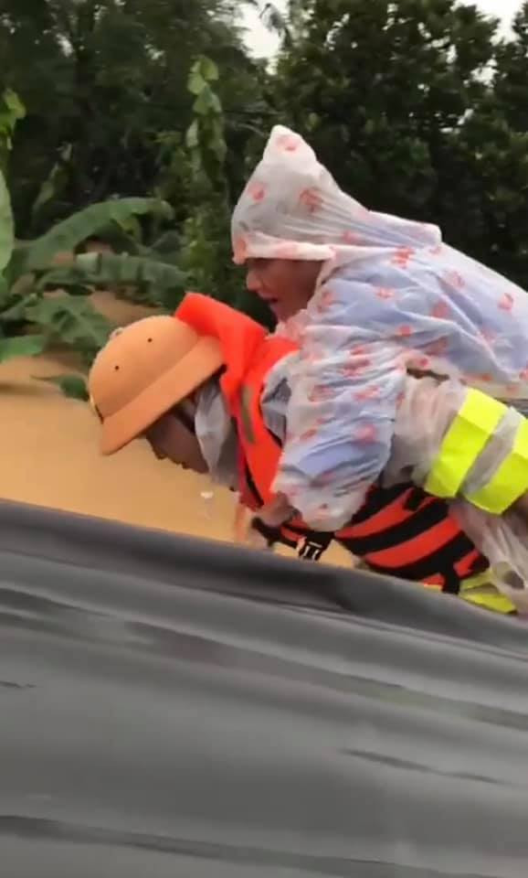 Người dân bị cô lập vùng lũ được đưa đến nơi an toàn. Trong đó có nhiều người già và trẻ em.