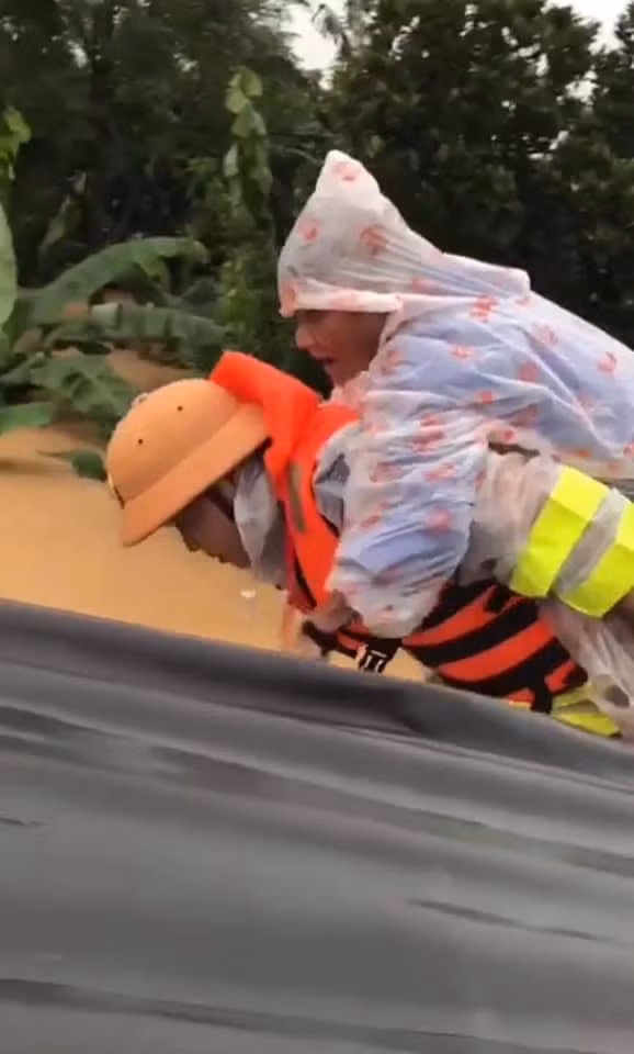 Người dân bị cô lập vùng lũ được đưa đến nơi an toàn. Trong đó có nhiều người già và trẻ em.