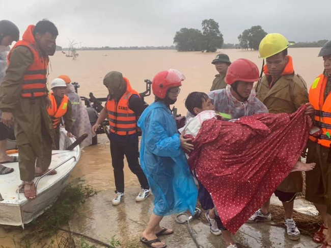 Dịp mưa lũ là thời điểm mà tinh thần đoàn kết của nhân dân ta lại dâng trào hơn nữa. Mực nước ở nhiều nơi đã dâng lên nhanh chóng, người dân cũng vì thế mà phải chạy lũ vất vả. Dù vậy, vẫn còn đâu đó những hình ảnh vô cùng ấm áp như thế này.