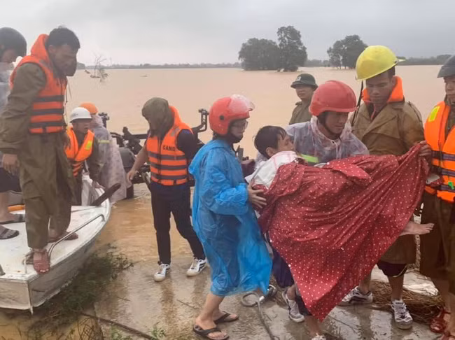 Dịp mưa lũ là thời điểm mà tinh thần đoàn kết của nhân dân ta lại dâng trào hơn nữa. Mực nước ở nhiều nơi đã dâng lên nhanh chóng, người dân cũng vì thế mà phải chạy lũ vất vả. Dù vậy, vẫn còn đâu đó những hình ảnh vô cùng ấm áp như thế này.