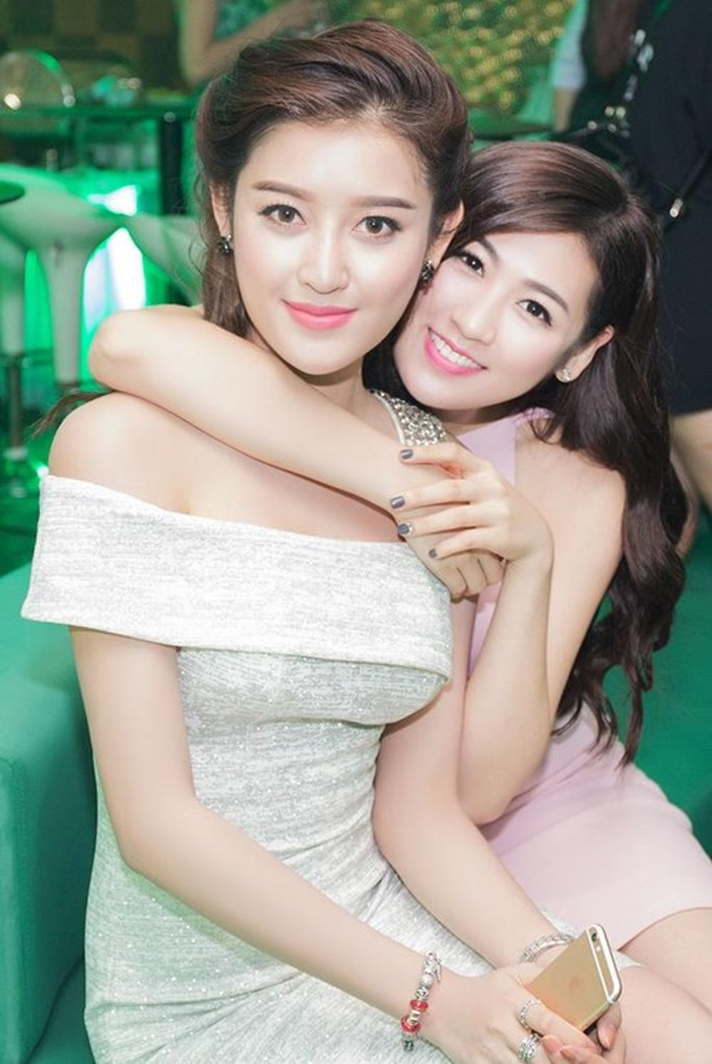 Một mối quan hệ chị em nữa bị "rạn nứt" khiến dân tình mệt mỏi đó chính là Á hậu Huyền My và Á hậu Dương Tú Anh. Năm 2017, hai nàng Hậu nổi tiếng vướng vào tin đồn rạn nứt tình chị em. Sự việc bắt nguồn từ sau đêm chung kết Miss Grand International 2017 vào tháng 10/2017 khi Huyền My dừng chân ở Top 10.