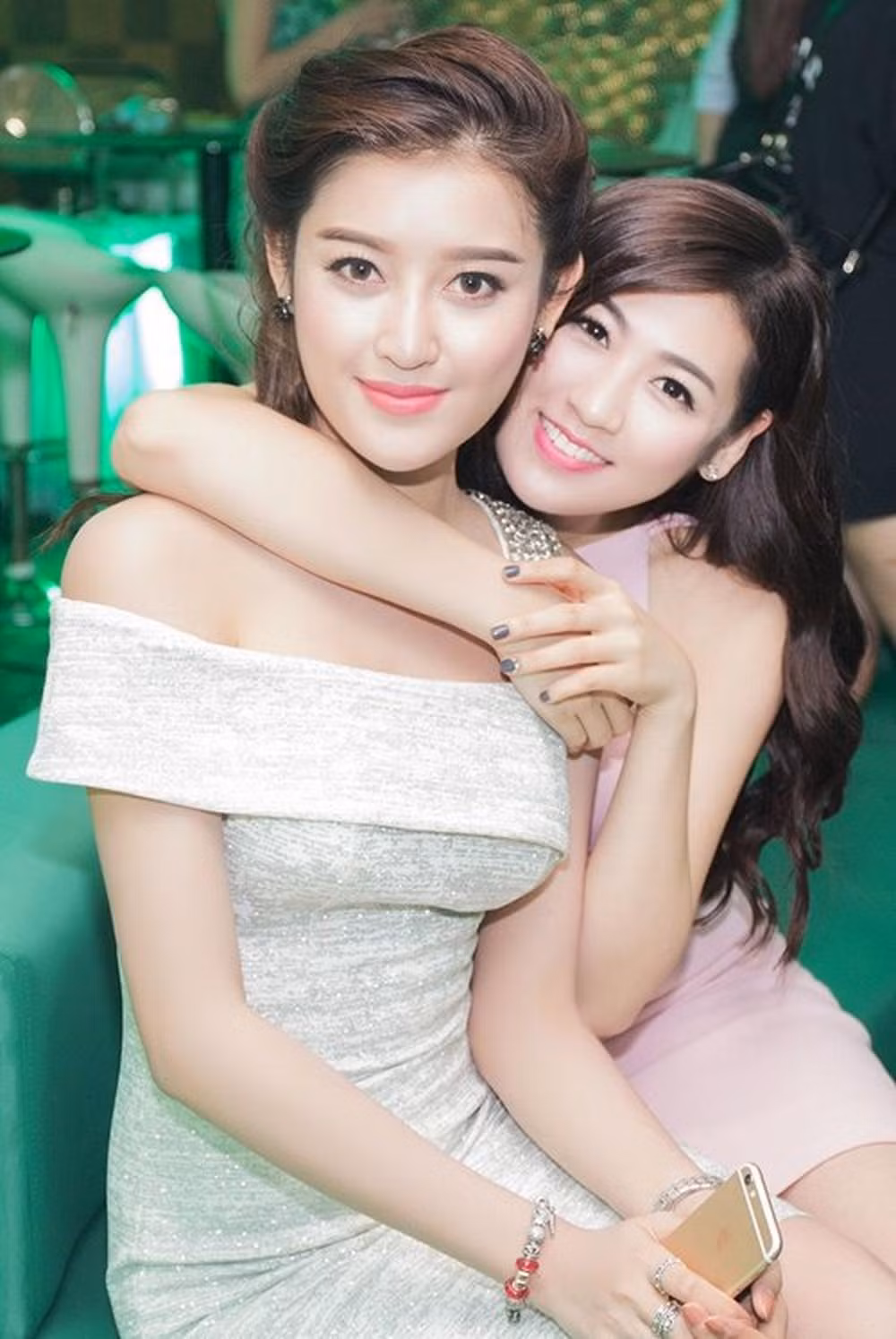 Một mối quan hệ chị em nữa bị "rạn nứt" khiến dân tình mệt mỏi đó chính là Á hậu Huyền My và Á hậu Dương Tú Anh. Năm 2017, hai nàng Hậu nổi tiếng vướng vào tin đồn rạn nứt tình chị em. Sự việc bắt nguồn từ sau đêm chung kết Miss Grand International 2017 vào tháng 10/2017 khi Huyền My dừng chân ở Top 10.