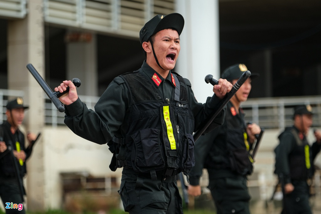 Thiếu tá Hà Văn Nghĩa, Tiểu đoàn Cảnh sát đặc nhiệm, cho biết để chuẩn bị cho các sự kiện lớn sắp tới, đặc biệt là Đại hội Đảng các cấp, đơn vị đã sẵn sàng các phương án cho mọi tình huống. “Bên cạnh tập luyện, chúng tôi còn phải thực hiện nhiều nhiệm vụ đan xen như công tác bảo vệ, ứng trực, tuần tra kiểm soát và tham gia truy bắt tội phạm có tính chất nguy hiểm”, ông Nghĩa nói.