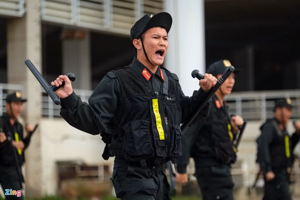 Thiếu tá Hà Văn Nghĩa, Tiểu đoàn Cảnh sát đặc nhiệm, cho biết để chuẩn bị cho các sự kiện lớn sắp tới, đặc biệt là Đại hội Đảng các cấp, đơn vị đã sẵn sàng các phương án cho mọi tình huống. “Bên cạnh tập luyện, chúng tôi còn phải thực hiện nhiều nhiệm vụ đan xen như công tác bảo vệ, ứng trực, tuần tra kiểm soát và tham gia truy bắt tội phạm có tính chất nguy hiểm”, ông Nghĩa nói.