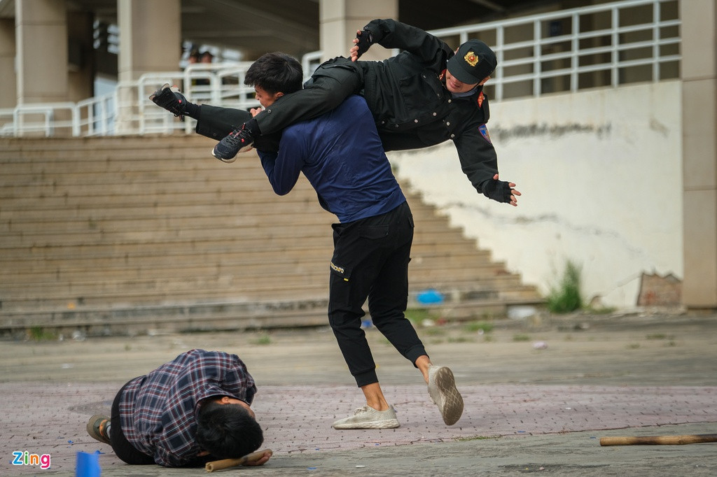 Các bài võ đối kháng được cảnh sát đặc nhiệm áp dụng để trấn áp 3-4 tội phạm cùng lúc.