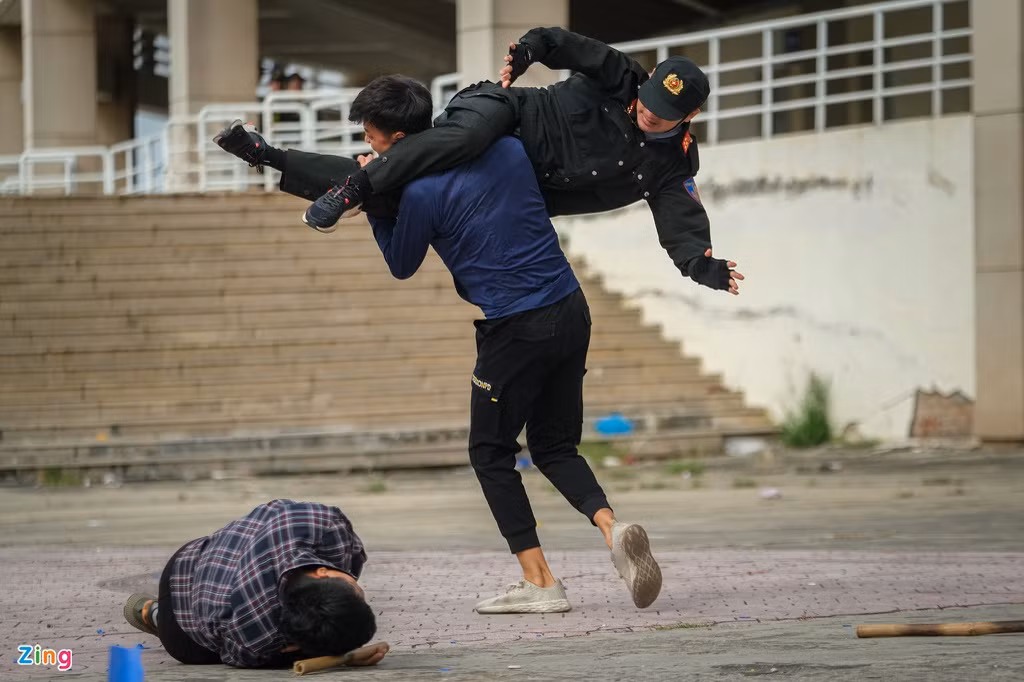Các bài võ đối kháng được cảnh sát đặc nhiệm áp dụng để trấn áp 3-4 tội phạm cùng lúc.