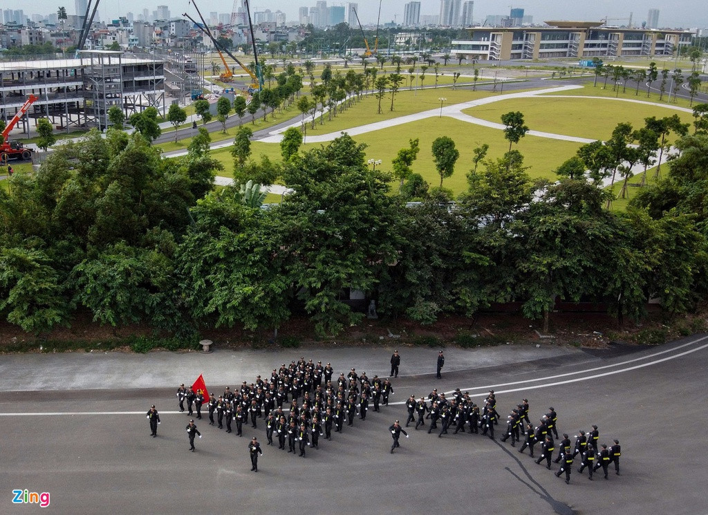 Đội hình tham gia gồm gần 200 chiến sĩ tinh nhuệ của lực lượng cảnh sát đặc nhiệm thủ đô.