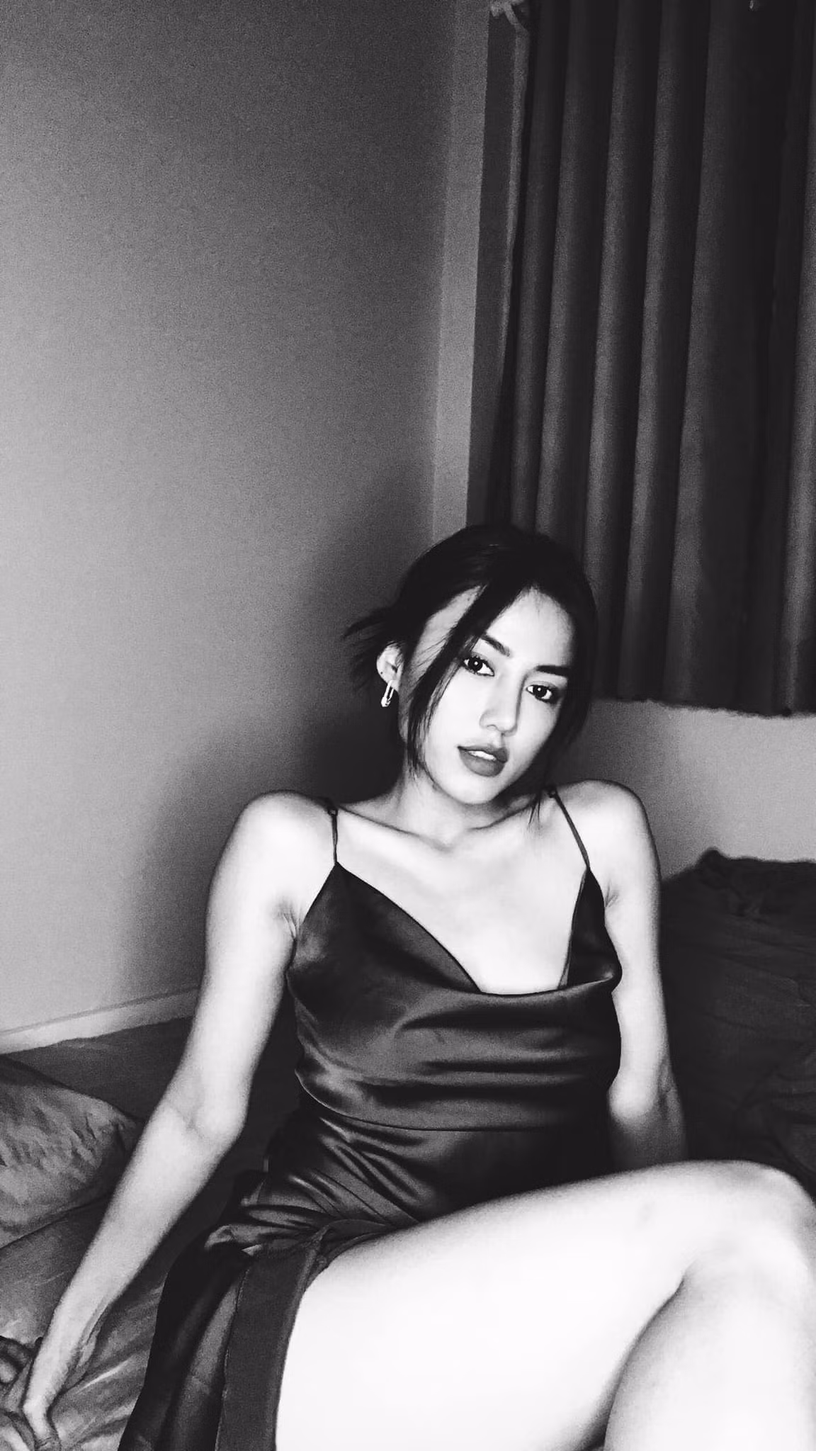 Dù chỉ hát vài câu ngắn trong bài nhưng cô gái đã nhận được "cơn mưa" lời khen từ ban giám khảo. Wowy thì thẳng thắn khen chị gái Đạt Dope xinh đẹp. Binz và Karik lại đánh giá cao giọng hát giàu cảm xúc của cô.