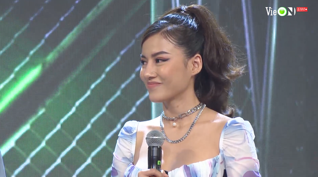 Tuy nhiên, điều khiến khán giả chú ý nhất không phải là màn biểu diễn của nam thí sinh này mà chính là ... ca sĩ phụ hoạ cho màn diễn của Đạt