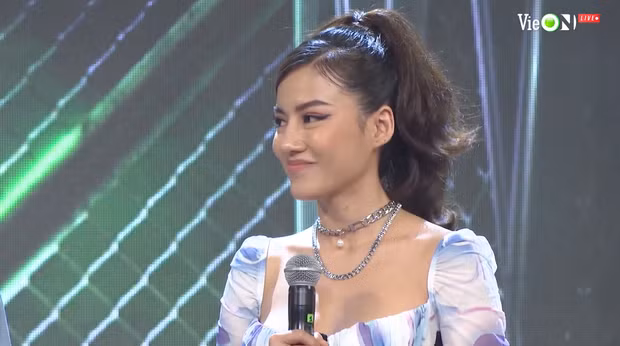 Tuy nhiên, điều khiến khán giả chú ý nhất không phải là màn biểu diễn của nam thí sinh này mà chính là ... ca sĩ phụ hoạ cho màn diễn của Đạt