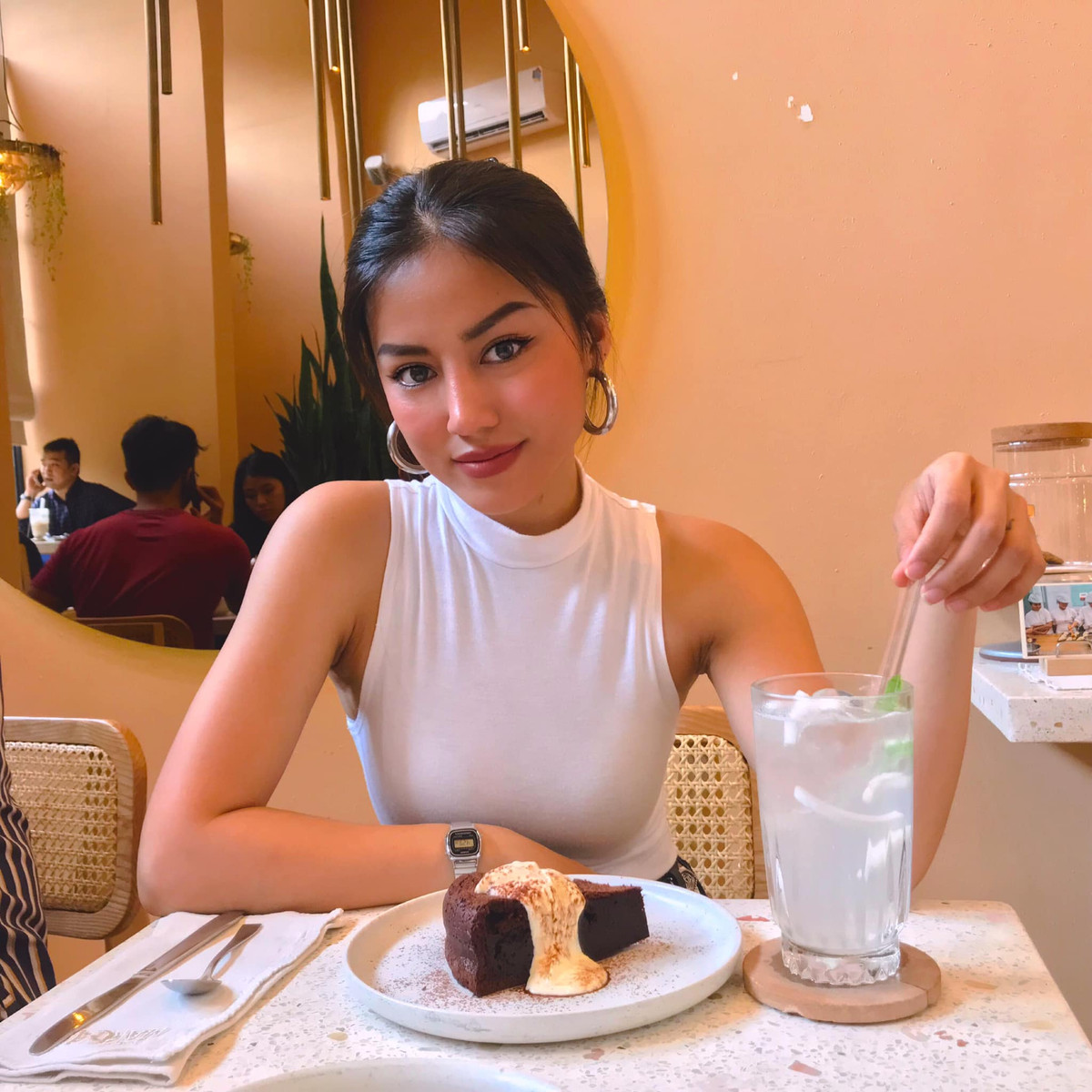 Người đẹp đốt mắt người xem với làn da nâu khoẻ khoắn và thân hình quyến rũ.