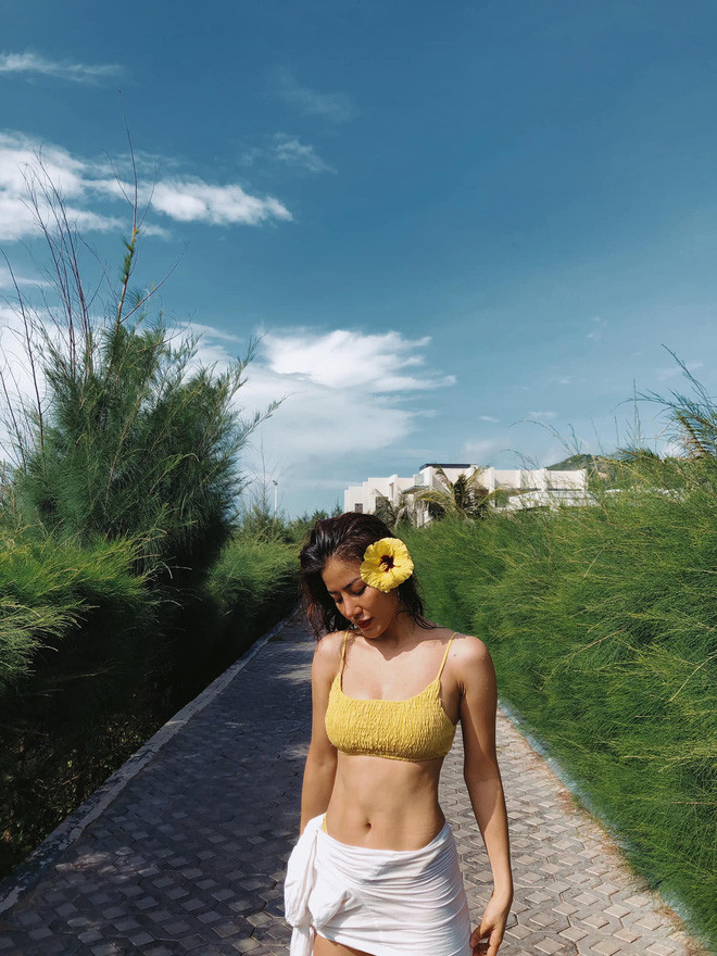 Không thể phủ nhận, bên cạnh khuôn mặt xinh đẹp, Evy còn có một thân hình "bốc lửa".