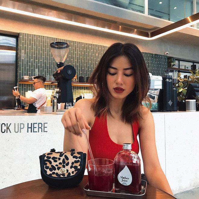 Nhiều netizen còn đùa rằng, họ xem tập 12 chỉ vì "nội dung", và "nội dung" nổi bật nhất đêm chính là cô gái xinh đẹp quyến rũ này.