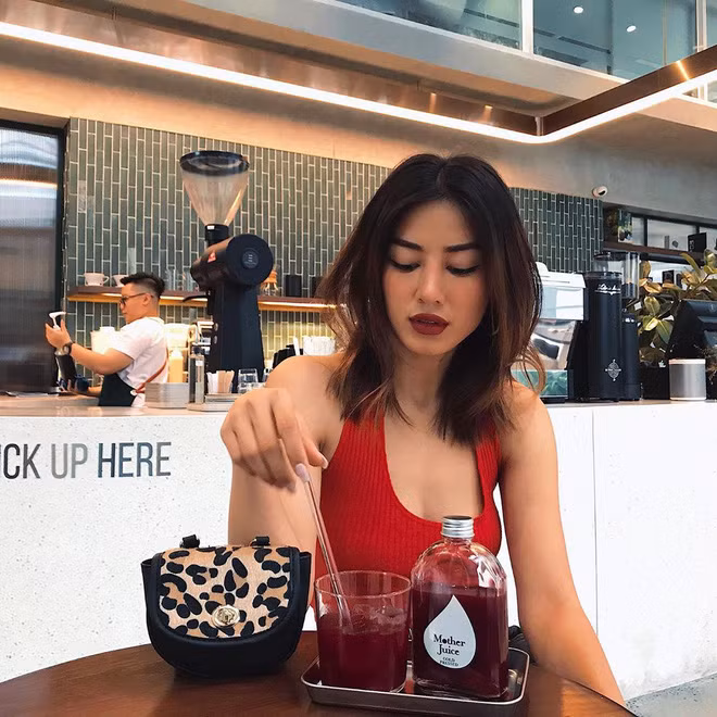 Nhiều netizen còn đùa rằng, họ xem tập 12 chỉ vì "nội dung", và "nội dung" nổi bật nhất đêm chính là cô gái xinh đẹp quyến rũ này.