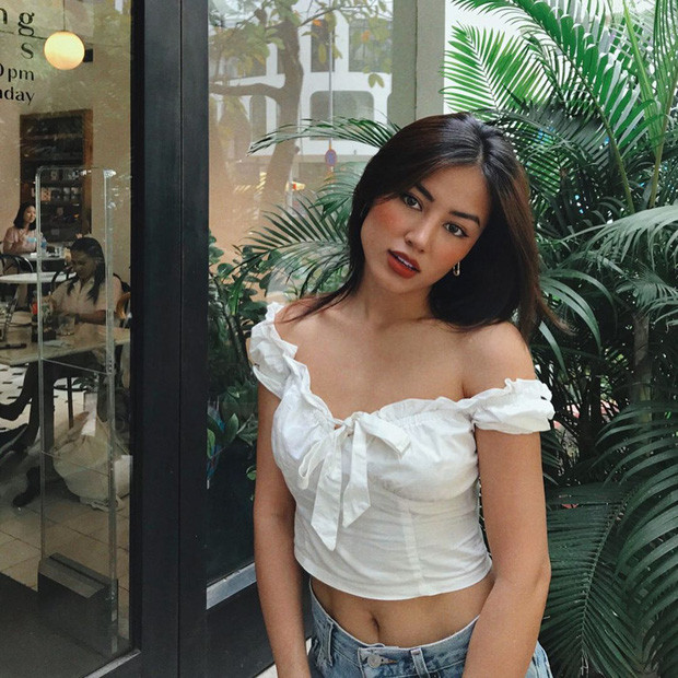 Cô nàng trông rất Tây nhờ làn da nâu.