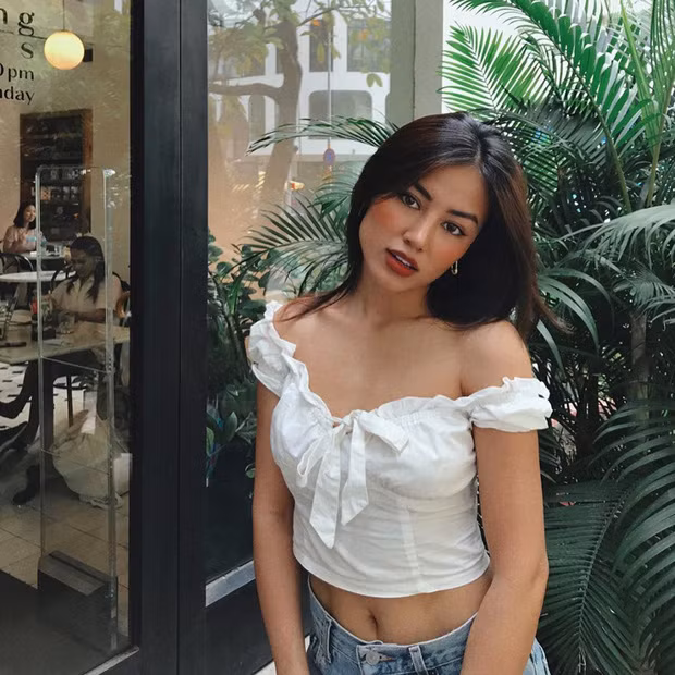 Cô nàng trông rất Tây nhờ làn da nâu.