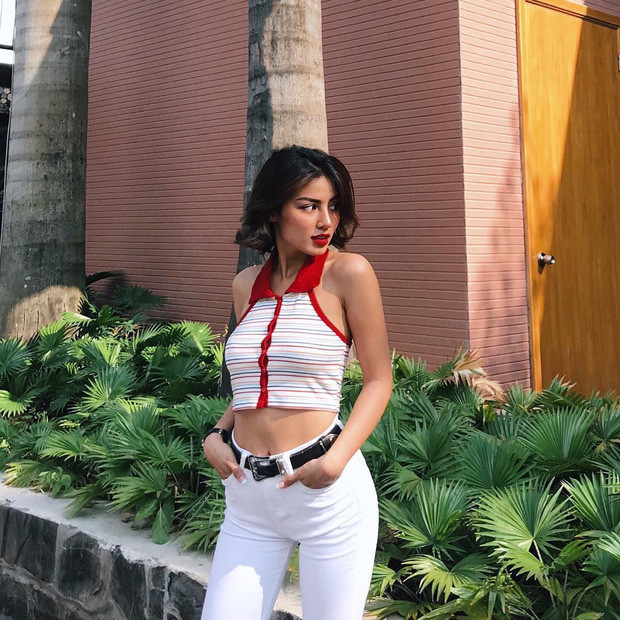 Cô nàng có phong cách thời trang rất cá tính.