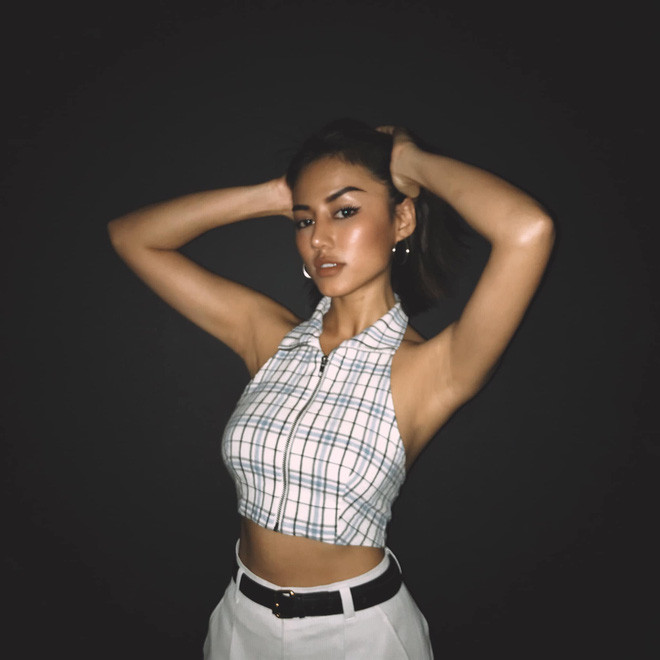 Evy sở hữu thân hình rất quyến rũ.