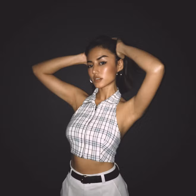 Evy sở hữu thân hình rất quyến rũ.