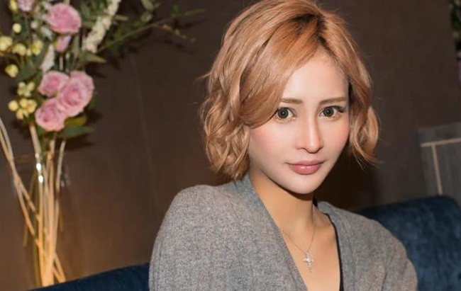 Song song với chuyện "dao kéo", Nonoka Sakurai còn thay đổi cách ăn mặc hợp mốt hơn, trang điểm tinh tế hơn. Cuộc sống của cô cũng dần thay đổi tích cực.