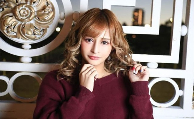 Vì ngoại hình xấu xí, Nonoka Sakurai thường xuyên bị bắt nạt và chế nhạo. Đến năm 19 tuổi, Nonoka Sakurai quyết tâm đi trùng tu lại nhan sắc với mong muốn thay đổi cuộc đời.