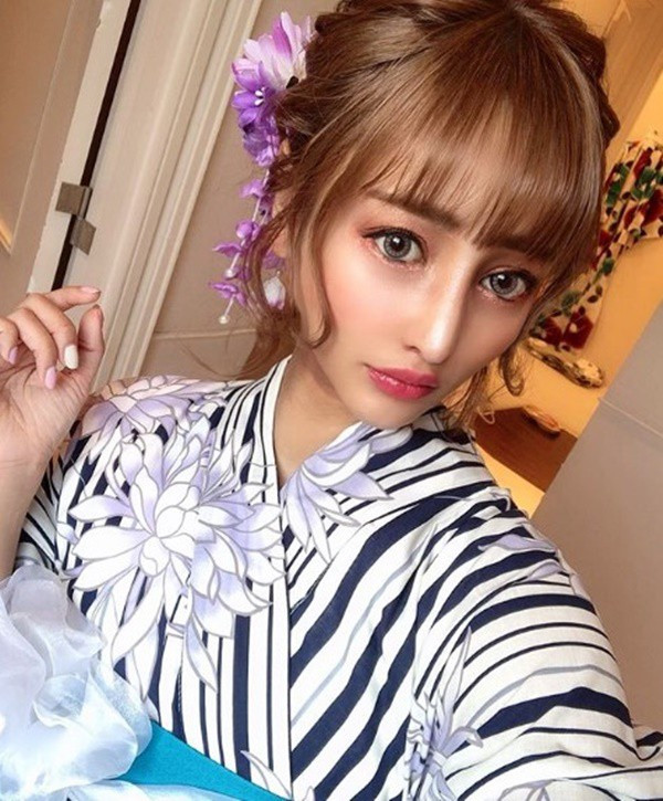 Nonoka Sakurai còn tiết lộ rằng mục tiêu tiếp theo của cô chính là phẫu thuật để giống nữ thần tượng Kanna Hashimoto nổi tiếng.