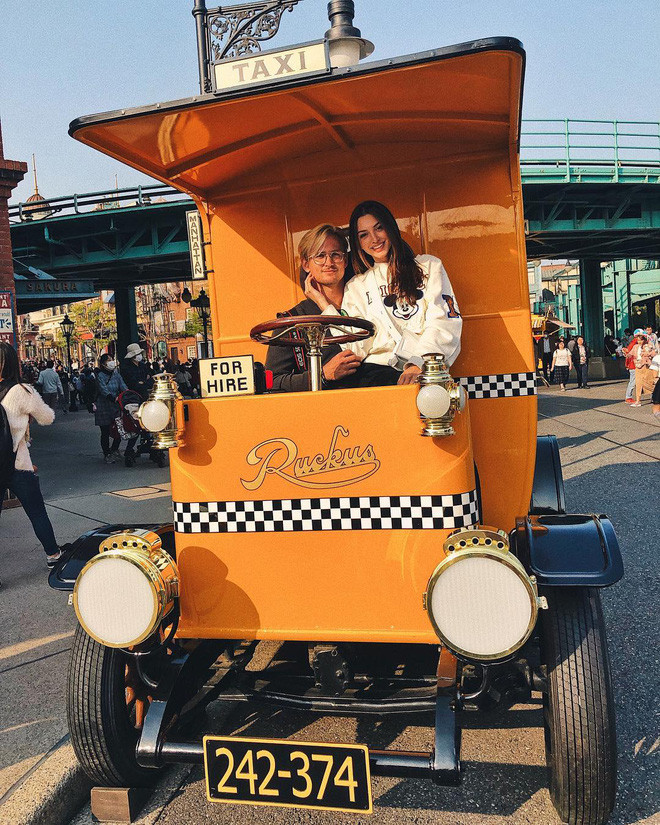 Fan không ngừng trầm trồ trước dung nhan nóng bỏng của cô gái trẻ. Celine vẫn là cái tên khiến dân tình phải thả tim nhiệt tình trên MXH.