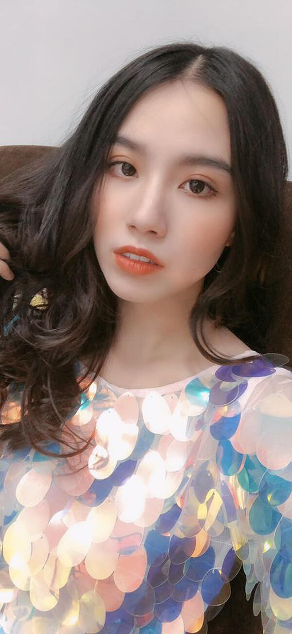 Không còn chuộng thời trang "hở bạo", giờ đây Linh Miu ăn mặc kín đáo hơn kể cả trên màn ảnh hay ngoài đời thực.