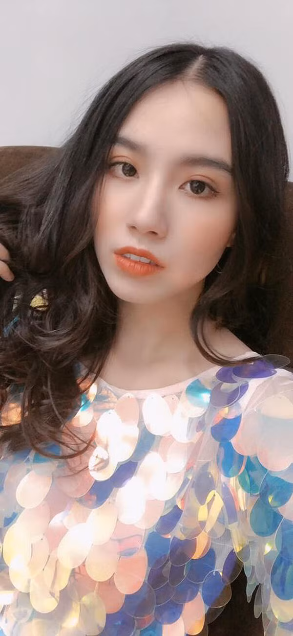 Không còn chuộng thời trang "hở bạo", giờ đây Linh Miu ăn mặc kín đáo hơn kể cả trên màn ảnh hay ngoài đời thực.