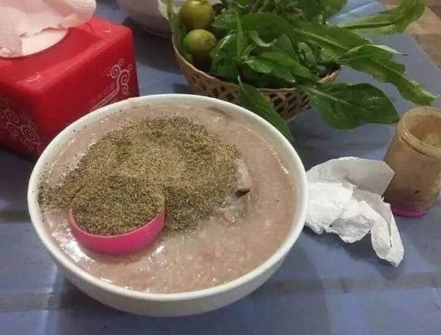 Đống hạt tiêu này mà vớt ra chắc cũng được cả xô ấy nhỉ?