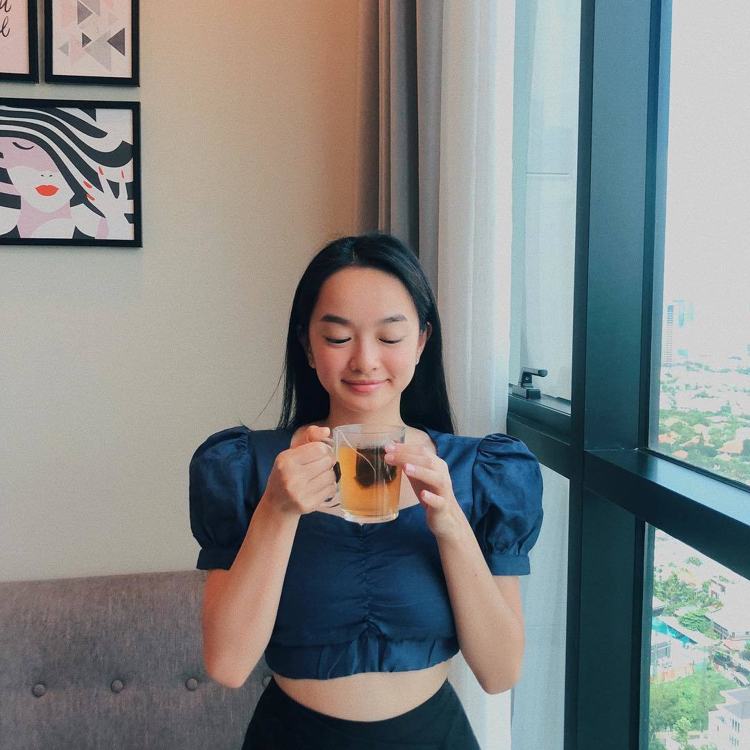 Dù là một người mê nấu ăn nhưng công việc bận rộn, Kaity phải đặt đồ ăn giảm cân qua các app điện tử. "Tôi thường đặt thức ăn từ các cửa hàng healthy food, nơi có những món salad đa dạng được đo sẵn hàm lượng dinh dưỡng. Còn ngũ cốc, yến mạch, mứt bơ đậu phộng,… luôn là những món tôi trữ sẵn ở nhà để cứu đói kịp thời.” - Kaity từng chia sẻ cách cô duy trì chế độ ăn.