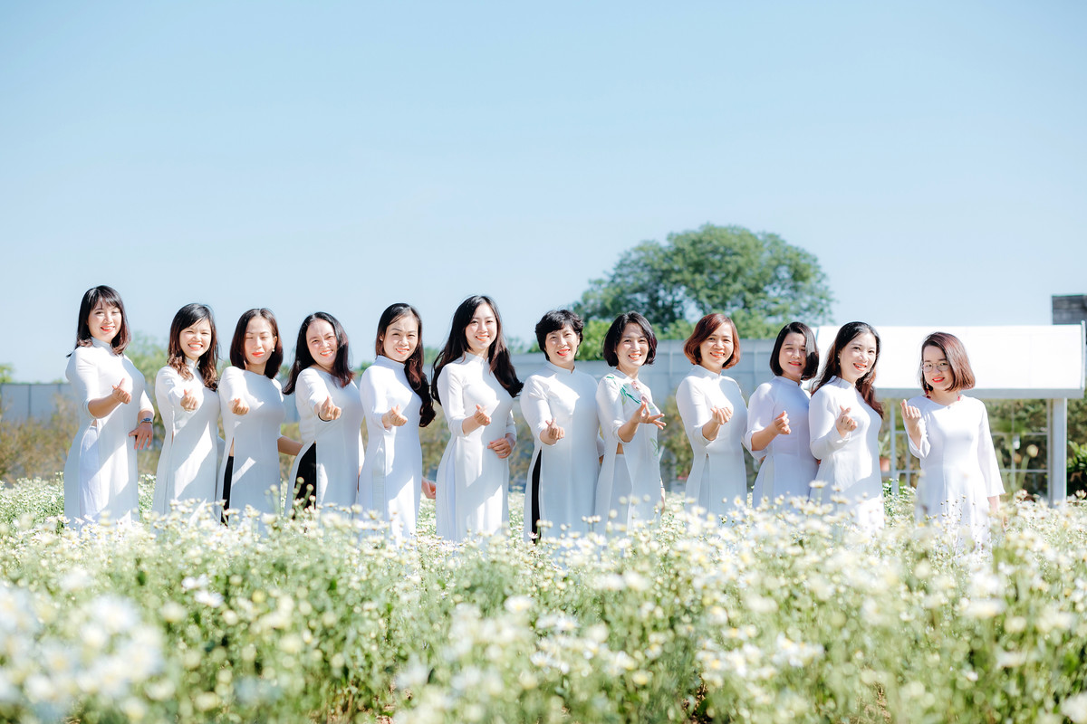 Địa điểm này thường rất đông khách vào dịp cuối tuần, tuy nhiên với một diện tích khá rộng nên các bạn trẻ vẫn có nhiều không gian để thỏa sức tạo dáng chụp ảnh.