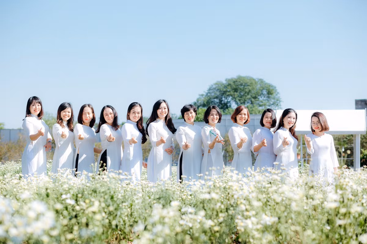 Địa điểm này thường rất đông khách vào dịp cuối tuần, tuy nhiên với một diện tích khá rộng nên các bạn trẻ vẫn có nhiều không gian để thỏa sức tạo dáng chụp ảnh.