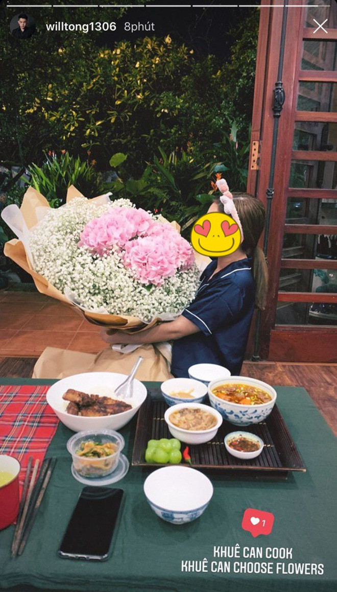 Không chỉ tặng quà, Tống Đông Khuê còn tự tay vào bếp nấu ăn cho bạn gái.