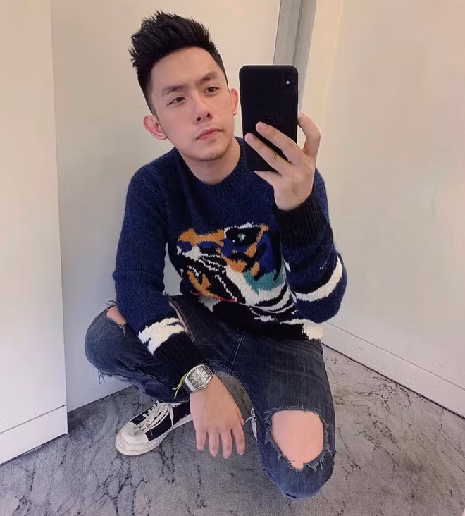 Được biết, chàng CEO giàu có này sinh năm 1999, đã từng đi du học ở Singapore. Tuy nhiên, sau đó từ lùm xùm liên quan đến bạn gái thì trên mạng cũng râm ran cả chuyện Tống Đông Khuê không hề sinh năm 1999 như mọi người đã biết trước đây.